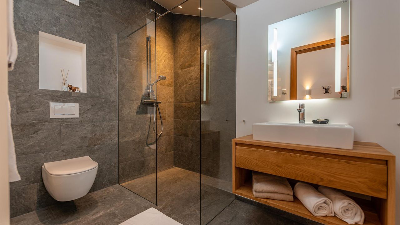 Badezimmer mit Dusche Badezimmer mit Dusche
